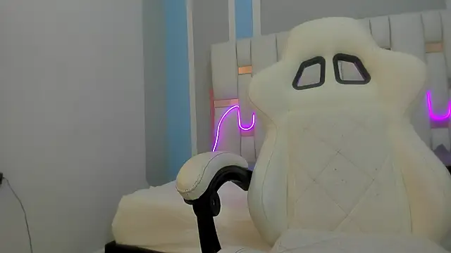 mask red girl online show from 02-11-26, 12:32