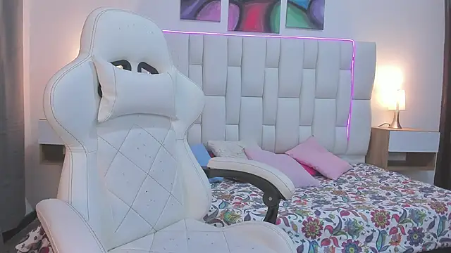 mask red girl online show from 03-18-26, 01:25