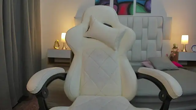 mask red girl online show from 04-16-26, 01:23