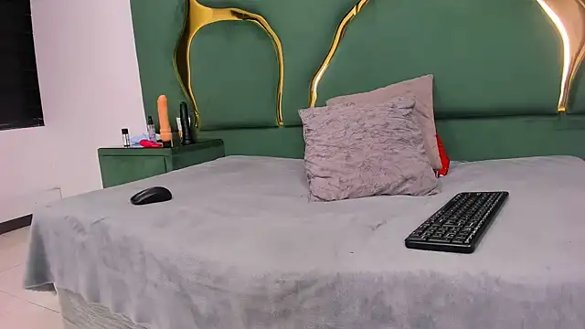 Snapshot of RoxanneBloom chatting on 03-13-26, 04:08 RoxanneBloom online show from 03-13-26, 04:08