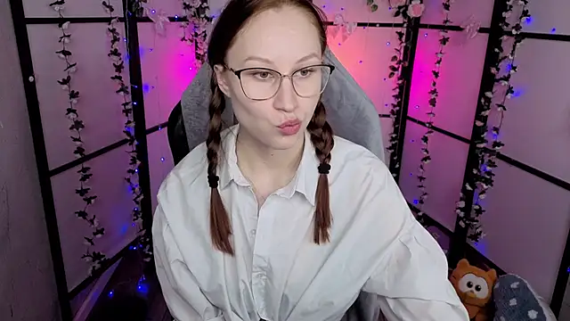 JoanFlare online show from 11-26-25, 01:34