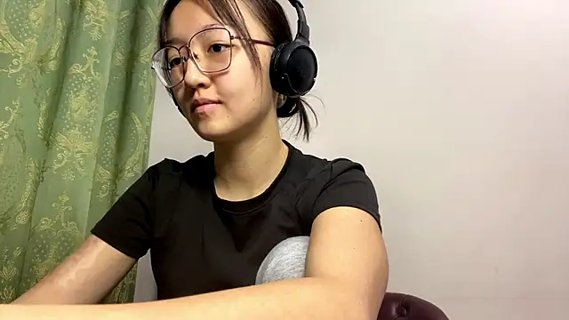 Snapshot of LinaClous chatting on 12-14-25, 01:27 LinaClous online show from 12-14-25, 01:27