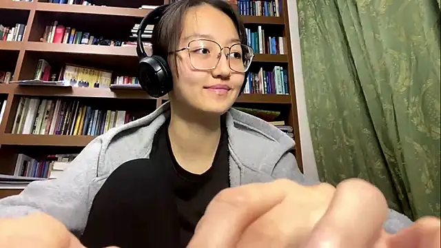 Snapshot of LinaClous chatting on 12-15-25, 01:37 LinaClous online show from 12-15-25, 01:37