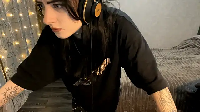 Snapshot of Meowluly chatting on 12-17-25, 08:48 Meowluly online show from 12-17-25, 08:48