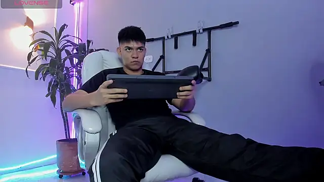 Paul 27  online show from 11-26-25, 03:40