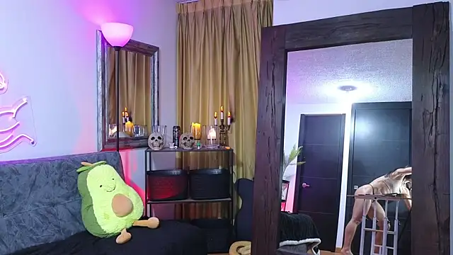 MightyLaura1 online show from 11-27-25, 10:34