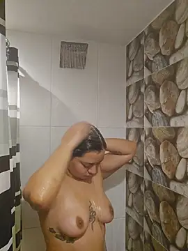 Snapshot of melany-_- chatting on 11-25-25, 04:40 melany- - online show from 11-25-25, 04:40