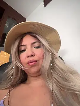 Snapshot of IsaSantoDomingo chatting on 12-15-25, 03:27 IsaSantoDomingo online show from 12-15-25, 03:27