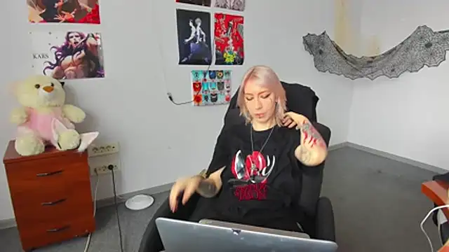 Snapshot of AuraliLi chatting on 12-17-25, 10:21 AuraliLi online show from 12-17-25, 10:21