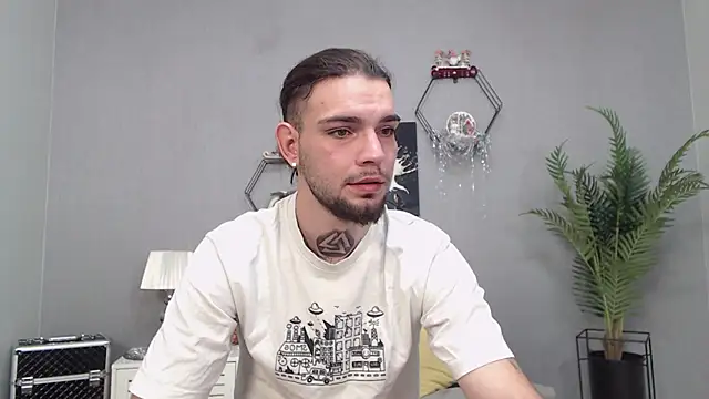 Snapshot of KaneHunter chatting on 12-14-25, 07:18 KaneHunter online show from 12-14-25, 07:18