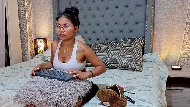 Miaa Collinss online show from 11-29-25, 08:34