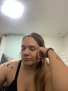 LoreinnFox online show from 04-25-26, 10:29