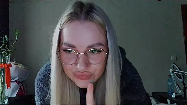 Snapshot of Whitehex666 chatting on 12-20-25, 10:11 Whitehex666 online show from 12-20-25, 10:11