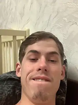 Snapshot of FreeRich chatting on 12-22-25, 02:08 FreeRich online show from 12-22-25, 02:08