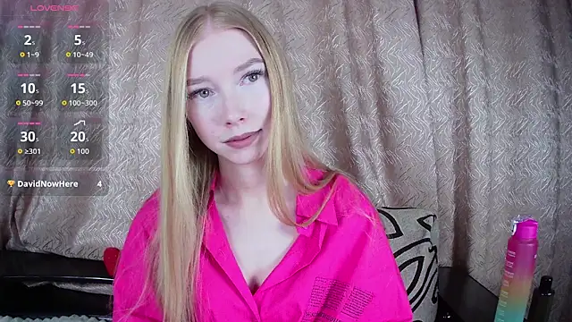 Snapshot of Rysella chatting on 12-16-25, 12:43 Rysella online show from 12-16-25, 12:43