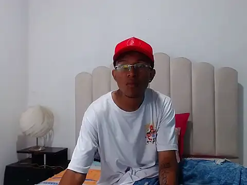 Snapshot of BobbyHot_4u chatting on 12-01-25, 01:16 BobbyHot 4u online show from 12-01-25, 01:16