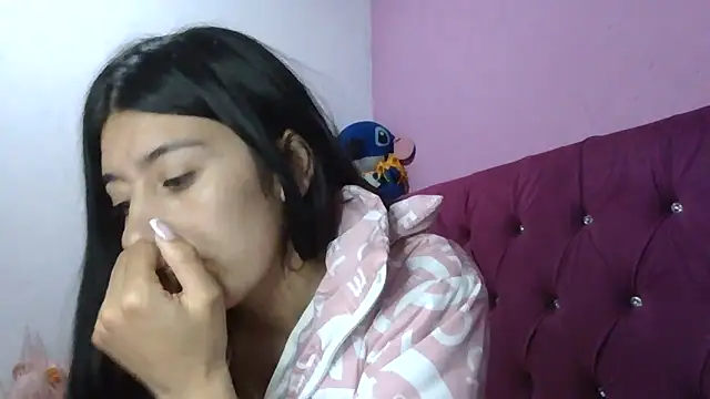 Snapshot of TaylorLove- chatting on 12-17-25, 01:11 TaylorLove- online show from 12-17-25, 01:11