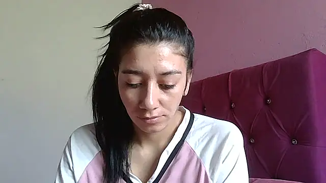 Snapshot of TaylorLove- chatting on 12-17-25, 02:01 TaylorLove- online show from 12-17-25, 02:01