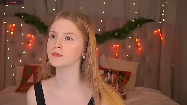 Snapshot of LilianHoward chatting on 12-21-25, 12:12 LilianHoward online show from 12-21-25, 12:12