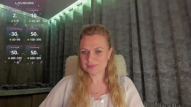 Snapshot of LanaLight_x chatting on 06-06-26, 09:19 LanaLight x online show from 06-06-26, 09:19
