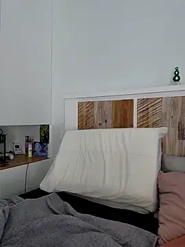 Maeveleigh xo online show from 12-22-25, 12:07