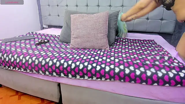 Snapshot of Messy_Karol_ chatting on 12-20-25, 02:02 Messy Karol online show from 12-20-25, 02:02