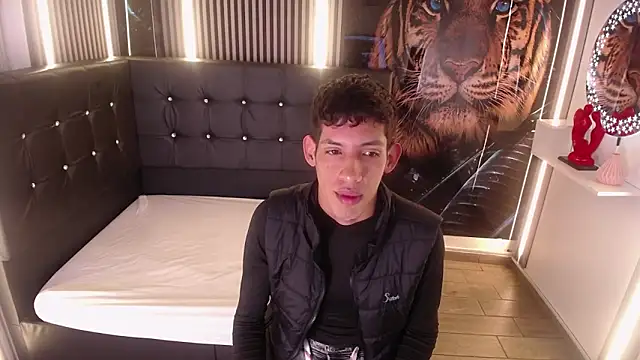 Snapshot of AleJines__ chatting on 12-02-25, 11:37 AleJines online show from 12-02-25, 11:37