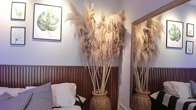 MIAROGGERSS online show from 12-14-25, 03:34