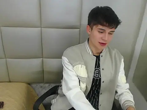 Snapshot of JuanGomm chatting on 12-16-25, 03:44 JuanGomm online show from 12-16-25, 03:44