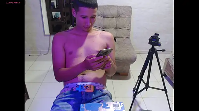 Snapshot of maxI_dick33 chatting on 07-03-26, 01:23 maxI dick33 online show from 07-03-26, 01:23