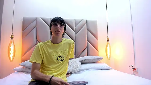 Snapshot of JeffBellfort chatting on 12-13-25, 08:04 JeffBellfort online show from 12-13-25, 08:04