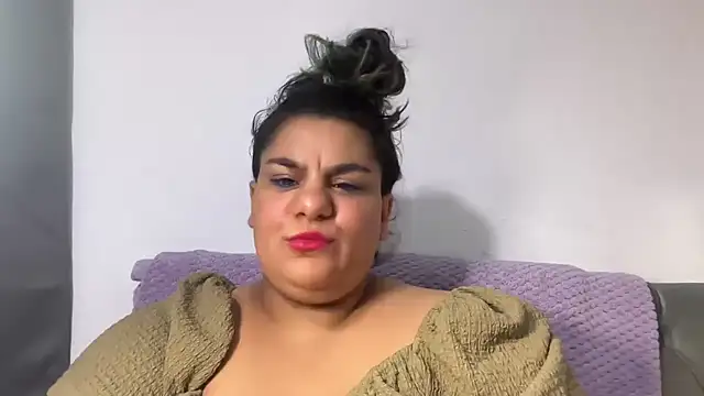 Snapshot of YoungCurvyLeah chatting on 08-01-26, 02:11 YoungCurvyLeah online show from 08-01-26, 02:11