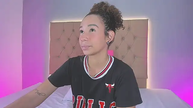 EmmaLawrence  online show from 02-04-26, 07:53