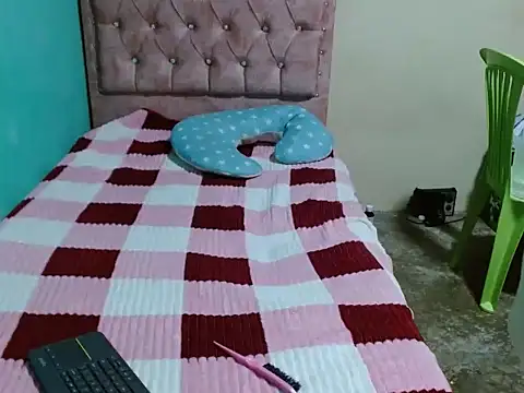 Snapshot of caro_lil chatting on 04-18-26, 05:22 caro lil online show from 04-18-26, 05:22