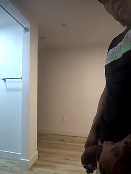 Snapshot of moneytalk516 chatting on 02-11-26, 01:10 moneytalk516 online show from 02-11-26, 01:10