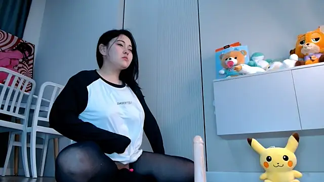 Snapshot of minji_snow chatting on 04-15-26, 12:56 minji snow online show from 04-15-26, 12:56