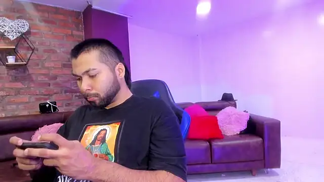 HotThreesoome online show from 01-10-26, 01:24