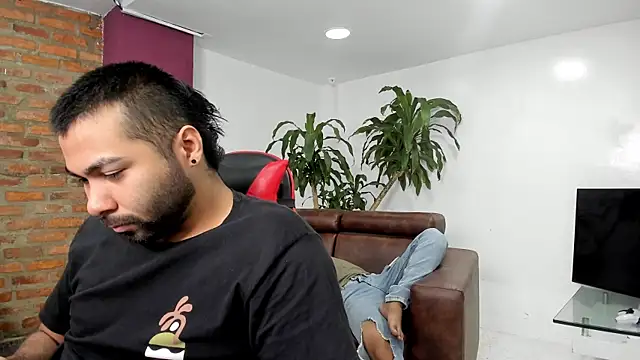 HotThreesoome online show from 01-14-26, 12:44