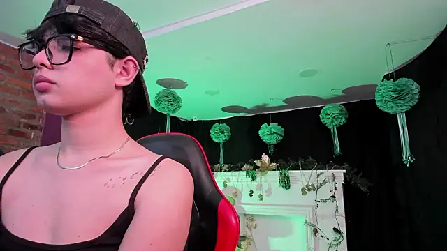 HotThreesoome online show from 03-19-26, 12:31