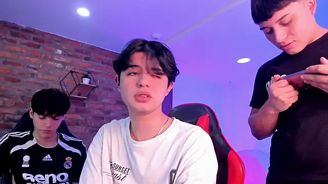 HotThreesoome online show from 03-25-26, 12:44