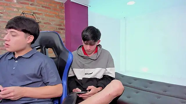 HotThreesoome online show from 04-16-26, 01:12