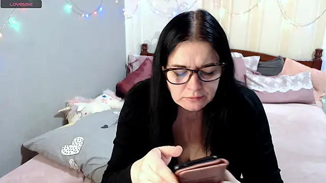 Snapshot of SashaBond chatting on 12-15-25, 10:30 SashaBond online show from 12-15-25, 10:30