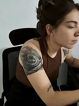 Snapshot of Ceciihot chatting on 12-20-25, 03:13 Ceciihot online show from 12-20-25, 03:13