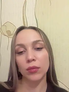 Snapshot of AnnaRow chatting on 12-14-25, 07:29 AnnaRow online show from 12-14-25, 07:29