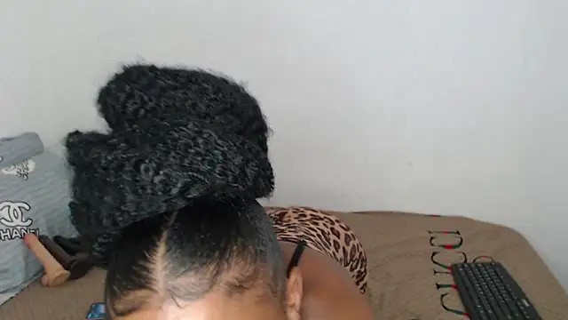 Snapshot of Belle2556 chatting on 12-23-25, 07:28 Belle2556 online show from 12-23-25, 07:28