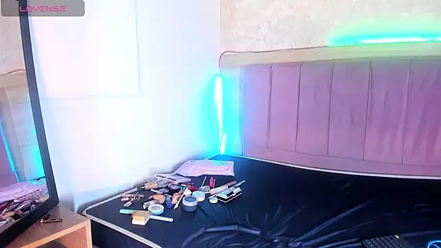 Snapshot of alunnaclarkcm chatting on 12-15-25, 03:33 alunnaclarkcm online show from 12-15-25, 03:33