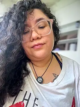 Snapshot of VanesssaMilf_ chatting on 03-15-26, 03:29 VanesssaMilf online show from 03-15-26, 03:29