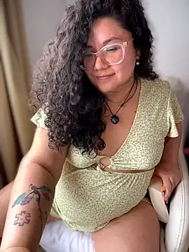 Snapshot of VanesssaMilf_ chatting on 03-25-26, 03:40 VanesssaMilf online show from 03-25-26, 03:40