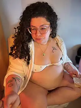 Snapshot of VanesssaMilf_ chatting on 06-16-26, 02:03 VanesssaMilf online show from 06-16-26, 02:03