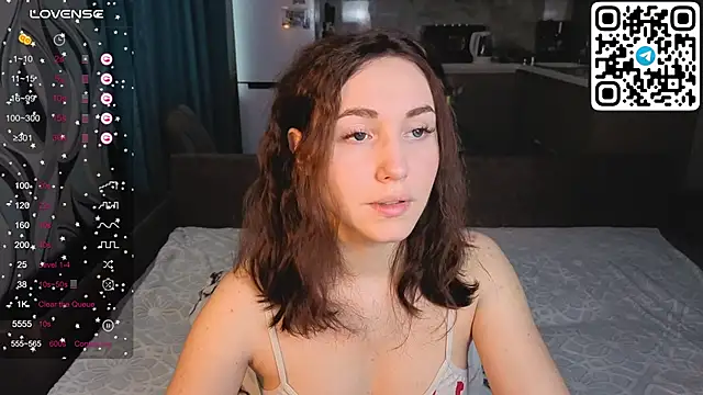 Snapshot of Alena_MellS chatting on 12-17-25, 04:40 Alena MellS online show from 12-17-25, 04:40